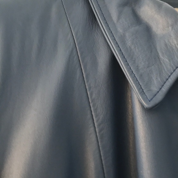 Women’s light to medium blue leather jacket. - Picture 6 of 10